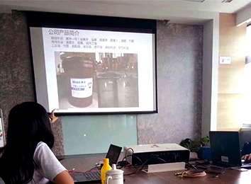 從營銷的角度講，網(wǎng)絡上生產者和消費者一對一的互動溝通，使生產者更快地了解消費者的要求、愿望及改進意見，將工業(yè)時代大規(guī)模生產、大規(guī)模數(shù)據(jù)營銷改進為小群體甚至個體營銷，為消費者提供了極大的滿足，迎合了現(xiàn)代拓客營銷理念