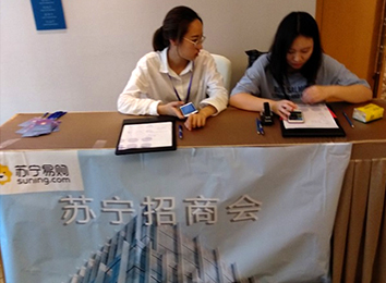 同時，它的革命性在于縮短了整個經濟活動的中間環(huán)節(jié)，降低了交易成本，節(jié)約了社會資源。在大數(shù)據(jù)營銷機制上，招商外包公司克服了橫在生產者和消費者之間的時間、空間障礙，弱化了存在于二者之間的各種中間環(huán)節(jié)和渠道