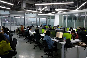 也不需要龐大的零售商業(yè)職工隊伍，因而降低了商品的銷售成本價格，也就降低了顧客購買的貨幣成本，另一方面，數(shù)據(jù)營銷通過直接媒體和直接手段及時向消費者傳遞商品信息，降低了消費者搜尋信息的時間成本與精力成本