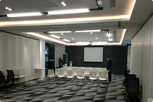 網(wǎng)絡本身就具有快速、高效、低成本的特點，在互聯(lián)網(wǎng)上信息資源共享，進入障礙為零，作為一種新的傳播形式，網(wǎng)絡具有一對一的互動特性，這是對傳統(tǒng)傳播方式面對大量受眾特征的突破